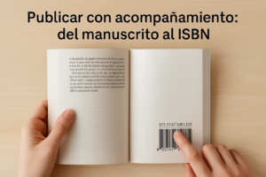 Representación visual de cómo publicar un libro con ISBN: manos señalando el código en la contraportada de un libro impreso