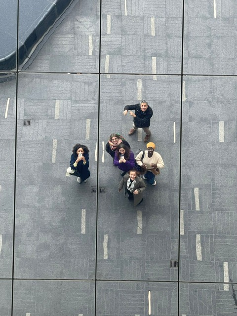 “Angie Vásquez trabajando en su proyecto de comunicación con CEHDA, conectando Ghana y Barcelona desde una perspectiva ética y situada.”